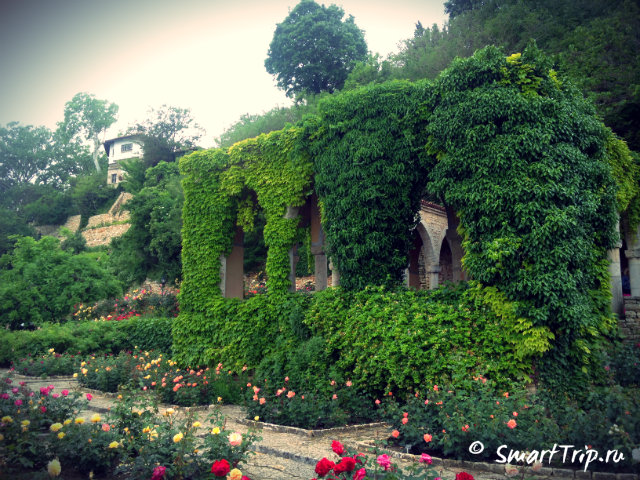 Місто-сад, одне з найяскравіших чудес Болгарії - Балчик - мальовниче містечко з білими будиночками, черепичними дахами, що потопає в пахощах троянд