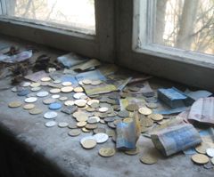- Це у вас традиція тут гроші залишати