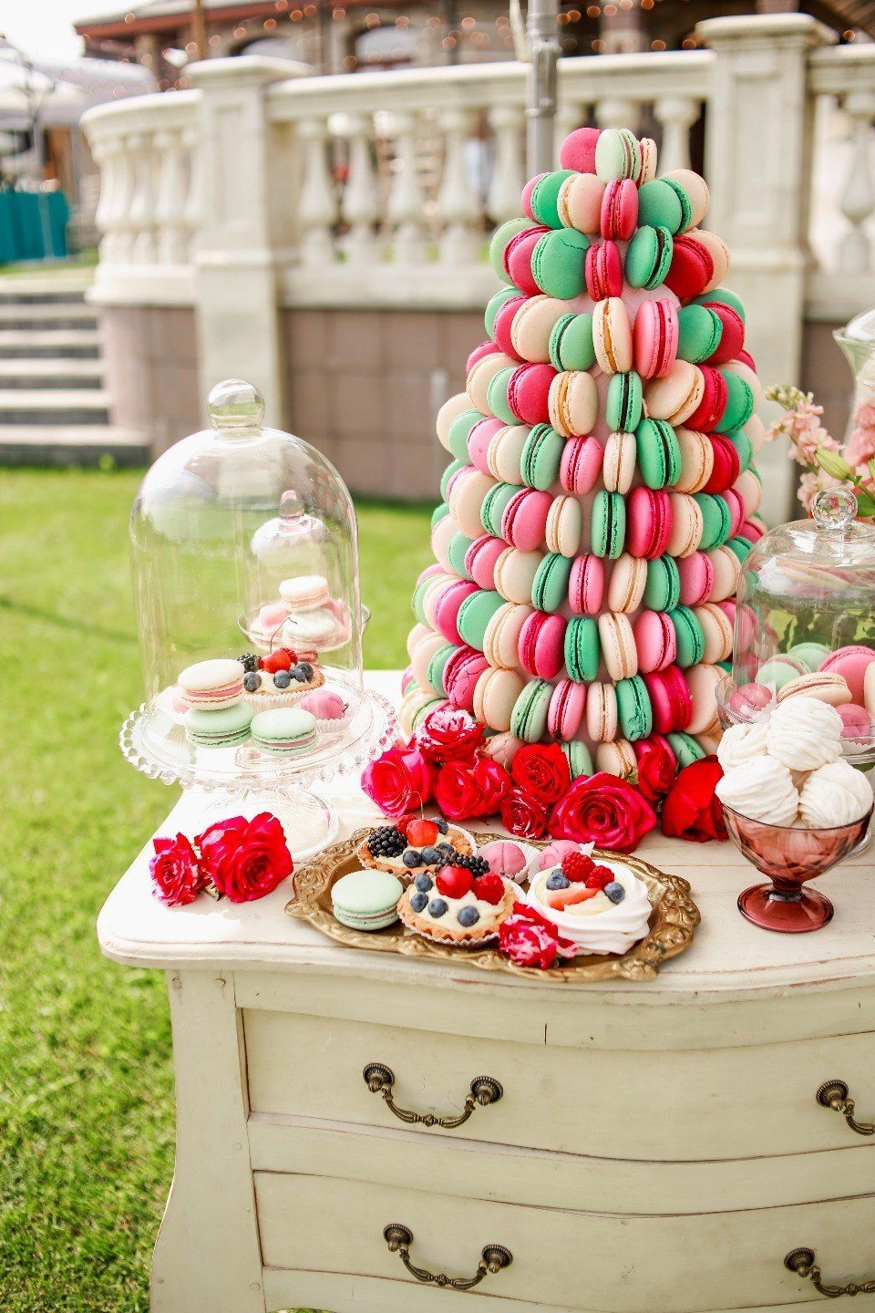 Zajímavým přízvukem pro sladkosti na šťavnatém a světlém stole budou veselé značky, vyrobené ve všeobecném stylu svatby