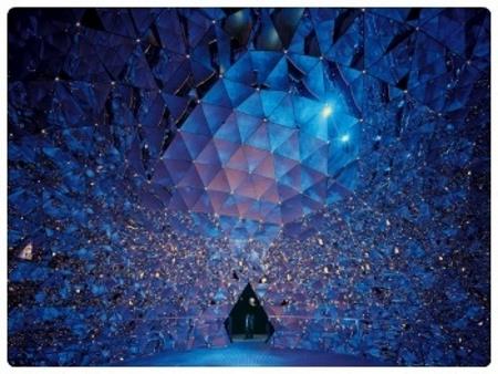 Рядом с фабрикой Swarovski стоит « Mondi di Cristall o», подземный мир, вдохновленный темой кристаллов