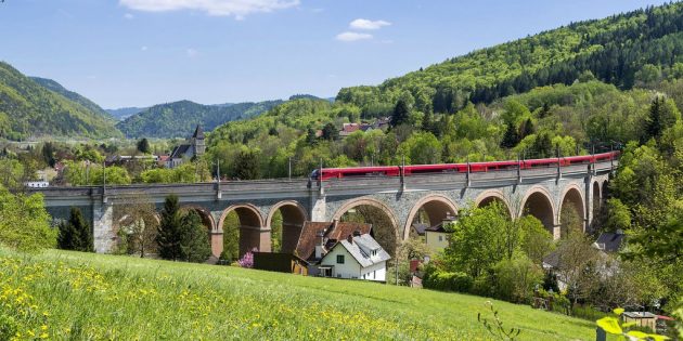 Поїзд йде через тунелі, арочні мости, віадуки, а за вікном будуть з'являтися неймовірні гірські пейзажі з доглянутими австрійськими селами