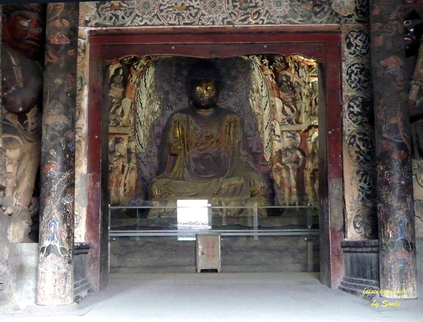Колосальна статуя Будди оточена невеликими статуями будд