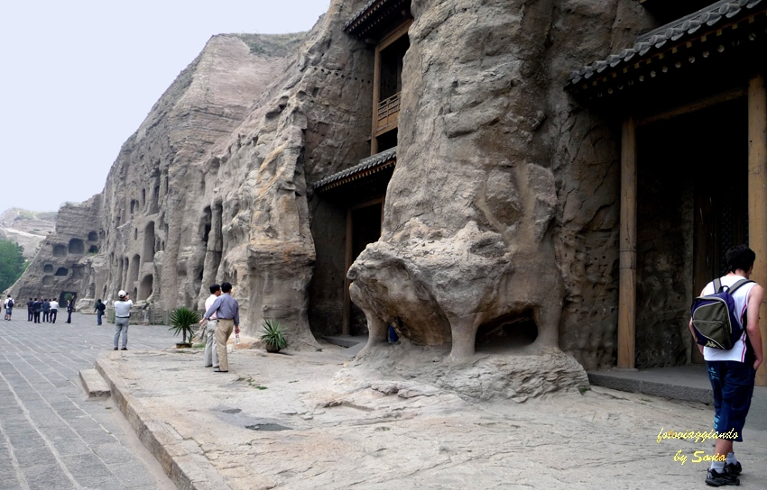 Будівництво в основному завершилося вже після перенесення в 494 р столиці Північної Вей з Датун в Лоян - міста на території сучасної провінції Хенань Центрального Китаю