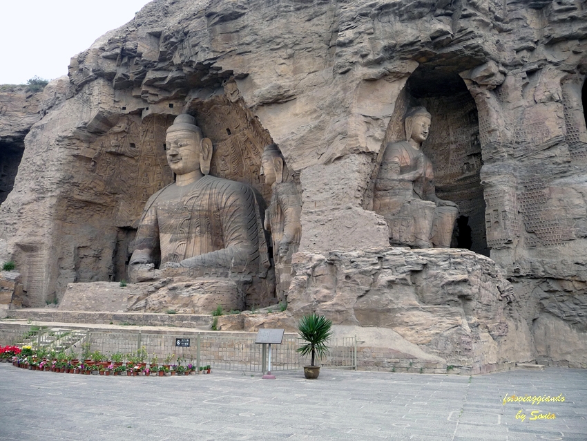 У центрі кожної з печер статуя Будди, найбільша з них - 16,8 м, сама маленька - 13,5 м