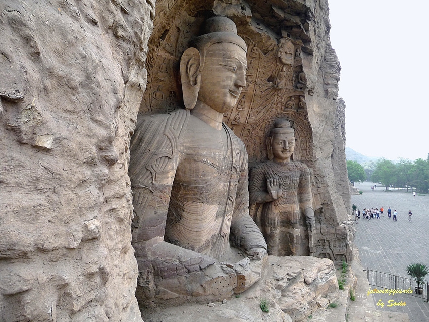 Саме ця витримала випробування часом статуя широкоплечого, статечного, з трохи одутлим ликом Будди стала символом пещерно-храмового комплексу Юньганшіку