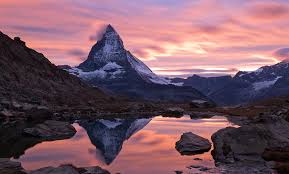Гора Маттерхорн   - найпопулярніший символ Швейцарії назавжди закарбований на упаковці шоколаду Тоблерон, чия пірамідальна форма «скопійована» з форми цієї гори