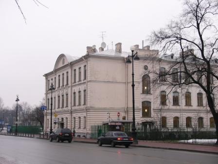 Генеральне Консульство Великобританії в Санкт-Петербурзі    Британське Консульство розташовується на площі Пролетарської Диктатури, в будівлі, побудованій архітектором Вейсом в 1902-1903 рр