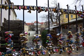 «Місток закоханих», фото: Катерина Сташевська   - Розкажіть, будь ласка, про вуличці, яку дуже легко можна не помітити, гуляючи по Празі, а побачивши - просто неможливо туди не заглянути