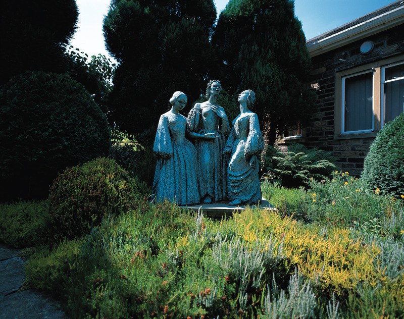 В саду музею можна знайти витончені скульптури трьох сестер