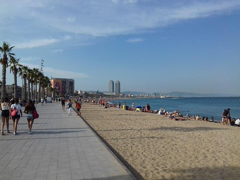 У той ж час найстарішим і найпопулярнішим пляжем в самій Барселоні явлется пляж Барселонетта, куди добиратися досить просто