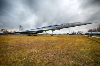 Невелика експозиція, що складається з літаків Ту-154 і Іл-86 є близько   аеропорту Новосибірська   , А на під'їзді до   аеропорту Салехарда   на постаментах ще з 1970-х років можна побачити різні літаки і вертольоти