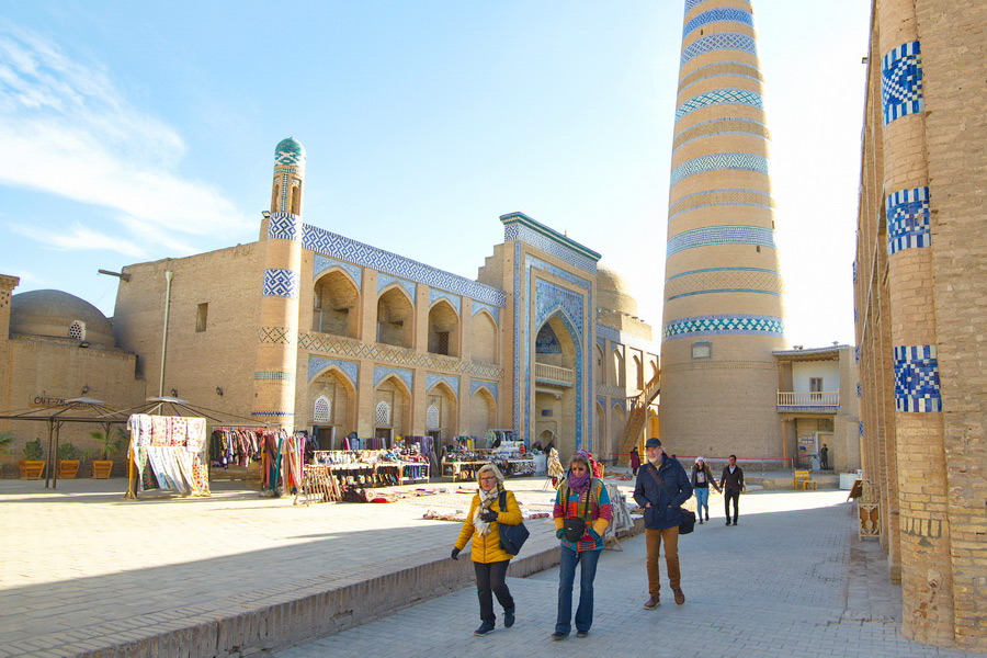Тисячолітня таємниця тяжіння сонячної країни   Туристу, хоч трохи знайомому з історією людства, немає необхідності поміркувати над деякими питаннями: чому ж так привабливий туризм в Узбекистані і що виділяє його серед сотень інших туристичних напрямків