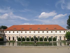 Валленштейнскій манеж, Фото: Архів Радіо Прага   У північній частині саду розмістився бароковий Валленштейнскій манеж, добудований в 1630 році