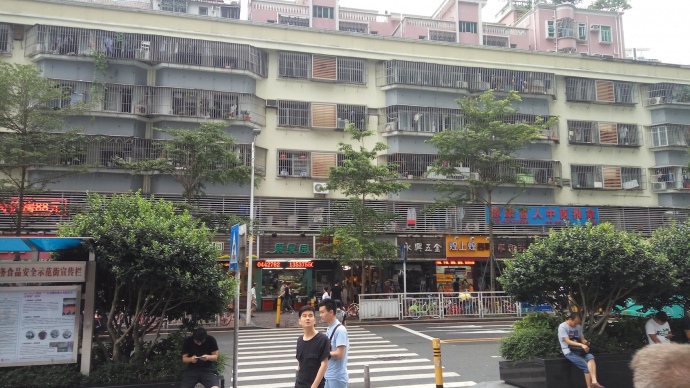 У Шанхаї та Шеньчжені на вулицях немає поліцейських, але всюди встановлені відеокамери і пункти виклику поліції