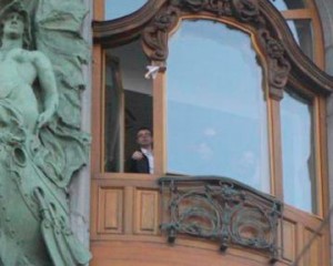 Натовп людей не змогла поділити купюри грошей, які з вікна кидав засновник соцмережі Павло Дуров в честь свята День міста