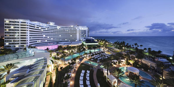 Топ найкращих і популярних курортів Майамі відповідають критеріям:   Високий клас готелю (3, 4 або 5 зірок)   Високі відгуки відвідувачів з кількістю 100 і більше   Гарне розташування в Майамі, на пляжі   Курорти Майамі: Fontainebleau Miami Beach   Розташовується в серці міста Майамі, недалеко від парку Bayfront, конференц-центру Майамі і Порта Майамі