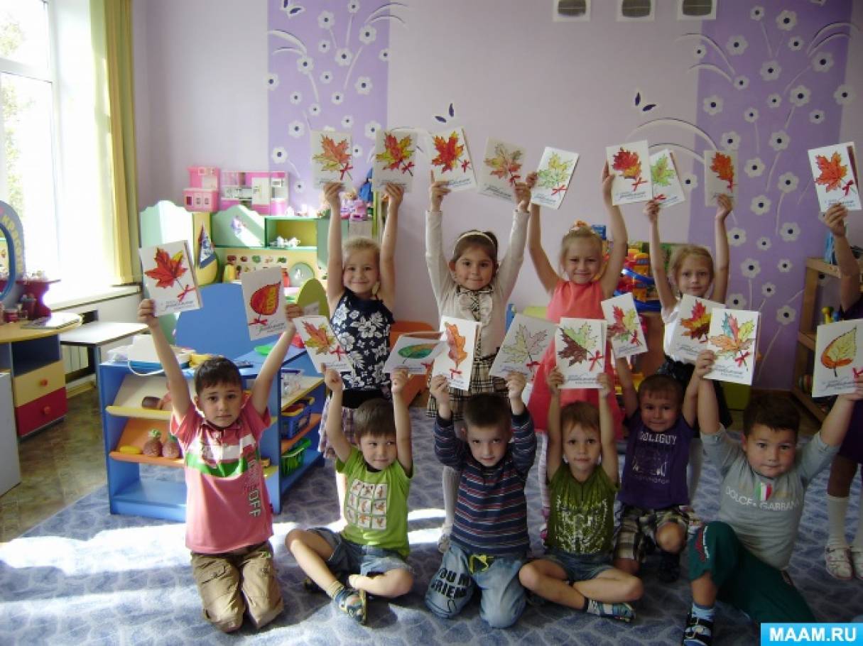 З величезною радістю ми з дітворою пройшли по дитячому саду, привітали і подарували наші листівки всім співробітникам