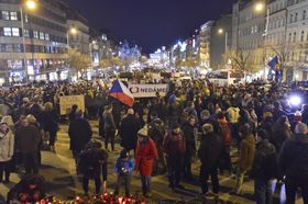 Увечері 14 березня на Вацлавській площі близько 4000 чоловік за призовом групи активістів AUVA зібралося на маніфестацію за свободу слова в ЗМІ під гаслом «Земан, ми не віддамо телебачення