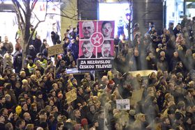 Фото: ЧТК   Хвилиною мовчання демонстранти вшанували пам'ять словацького журналіста Яна Куціака і його нареченої, чиє недавнє вбивство привело до масових виступів в Братиславі, масштабів яких словацька столиця не пам'ятає з 1989 року