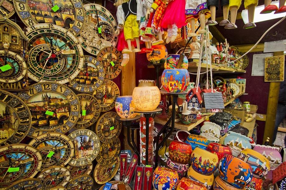 На подарунки можна купити різьблені дерев'яні іграшки святкові свічки, всілякі сувеніри з празькою мотивами і інші вироби традиційних ремесел