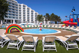 Курорт Албена пропонує різноманітні готелі і вілли на березі Чорного моря, в центрі курорту або в тихому місці поблизу природного парку Албени