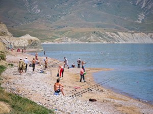 Багато туристів приїжджають до Криму не тільки на відпочинок і відвідувати цікаві місця, а й порибалити