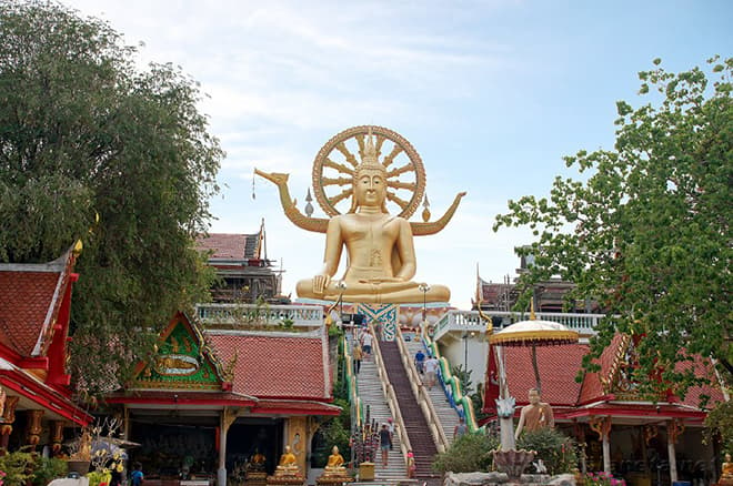 Величезний сидить Будда Луанг ПХО Яй, будівництво якого тривало 16 років, видно вже здалеку