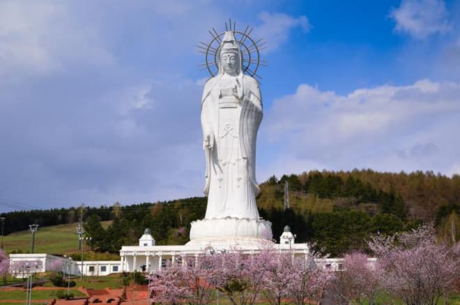 Скульптурна споруда знаходиться на японському острові Авадзі, між узбережжям і невисокими пагорбами