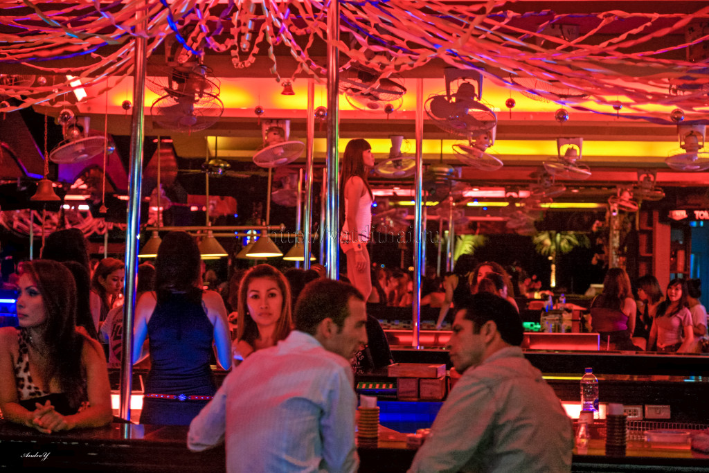 Go-go бари продають своїх нічних метеликів за 1000 батів за «1 boom - boom», а ціна за ніч може доходити до 4000 батів