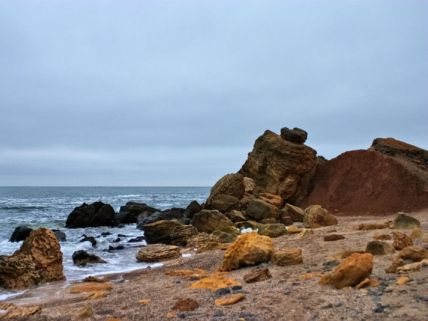 Високий скелястий берег захищає прибережну смугу від вітру