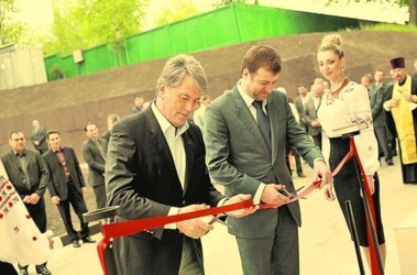 17 мая 2012, 7:44 Переглядів:   Ющенко і Хахльов разом відкрили під Рівним парк-готель Швейцарія з ванною без стінки