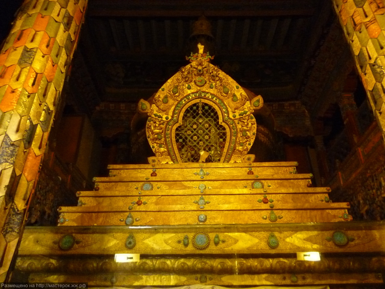 На четвертому поверсі Червоного палацу в Західному храмі розміщені 5 ступ далай-лам, в тому числі ступа п'ятого Далай-лами