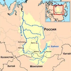 Гирло річки Єнісей розташоване біля міста Казил, де він зливається річкою Малий Єнісей, що бере початок в Монголії і тече на північ, де дренирует величезну територію Сибіру, ​​перш ніж впадає в Карське море (Північний Льодовитий океан), пройшовши шлях довжиною 3487 км